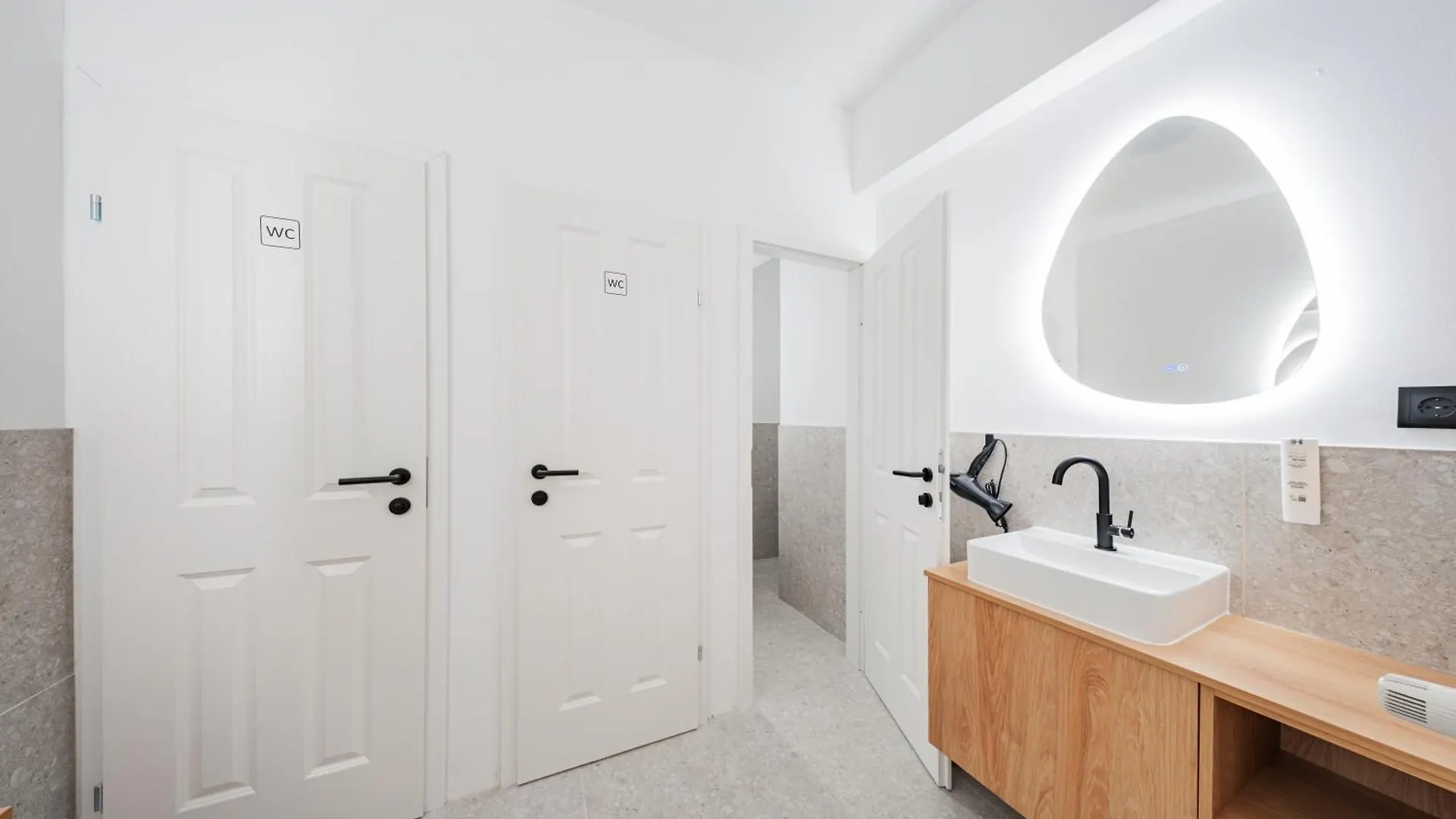 Rive By Home1 Вена 0*,